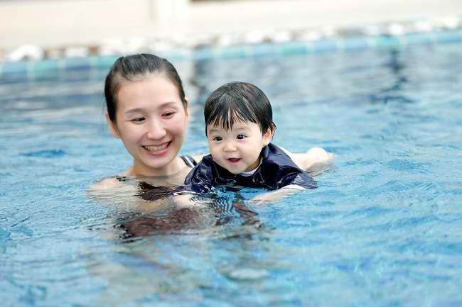 Sangatlah Bagus Mengajar Anak Berenang Sedini Mungkin